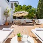 Charming With Spacious Terrace, Pool And Nearby Estepona