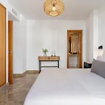 Будинок відпочинку Charming With Spacious Terrace, Pool And Nearby Естепона