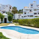 Charming With Spacious Terrace, Pool And Nearby Будинок відпочинку