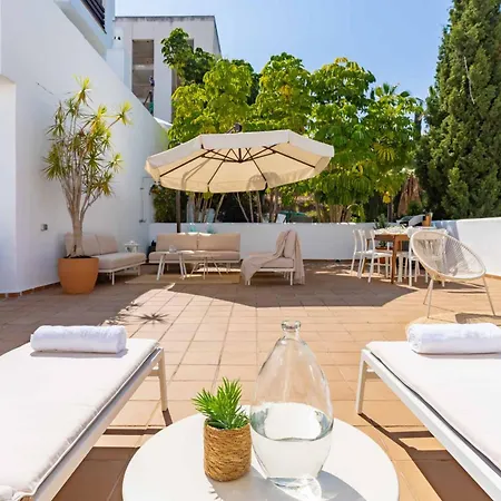 Charming With Spacious Terrace, Pool And Nearby Estepona