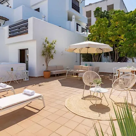 Charming With Spacious Terrace, Pool And Nearby