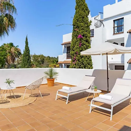 Charming With Spacious Terrace, Pool And Nearby Будинок відпочинку