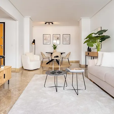 Charming With Spacious Terrace, Pool And Nearby * Estepona