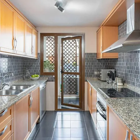 Charming With Spacious Terrace, Pool And Nearby Hébergement de vacances *