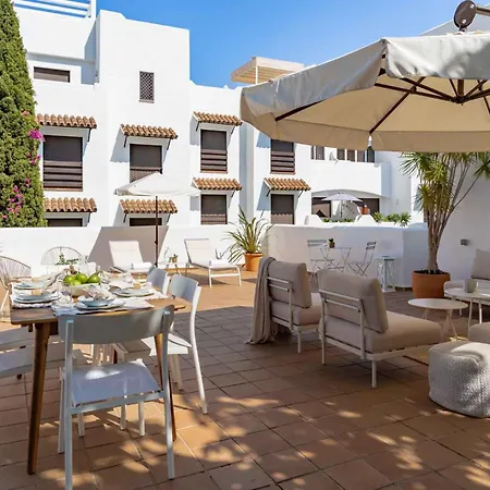 Charming With Spacious Terrace, Pool And Nearby Tatil Evi