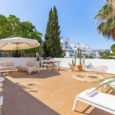 Hébergement de vacances Charming With Spacious Terrace, Pool And Nearby