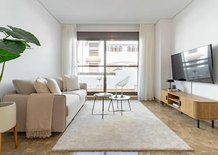 Charming With Spacious Terrace, Pool And Nearby Estepona