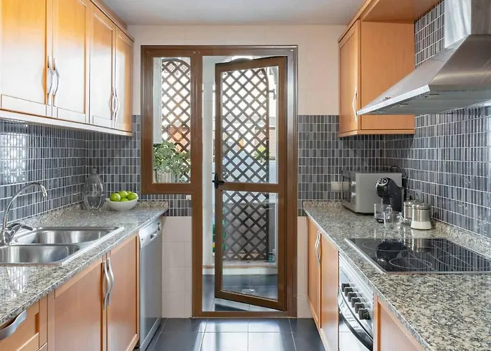 Charming With Spacious Terrace, Pool And Nearby Hébergement de vacances *