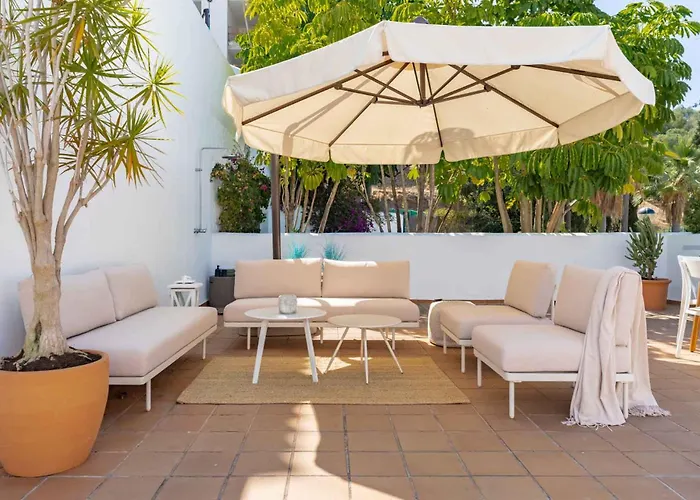 Charming With Spacious Terrace, Pool And Nearby Hébergement de vacances Estepona