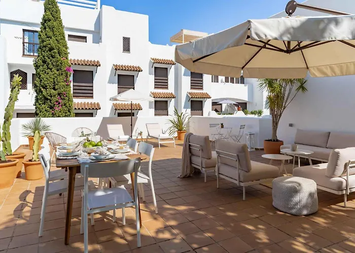 Charming With Spacious Terrace, Pool And Nearby Dom wakacyjny