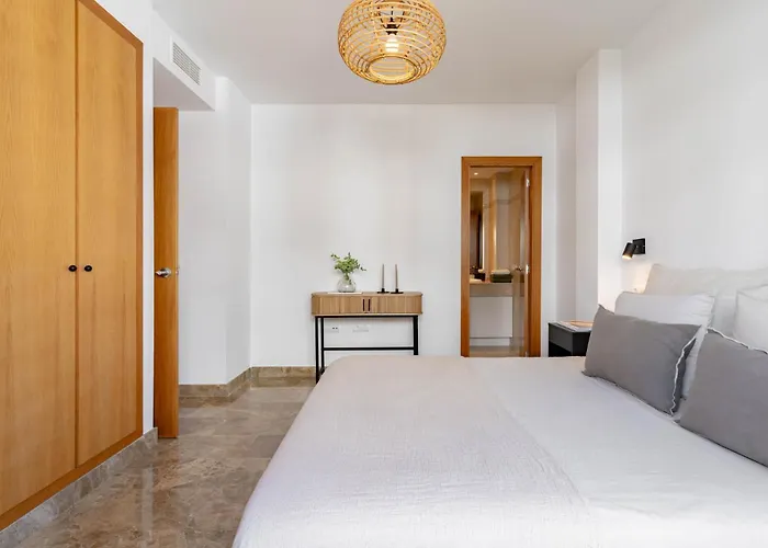 Hébergement de vacances Charming With Spacious Terrace, Pool And Nearby Estepona