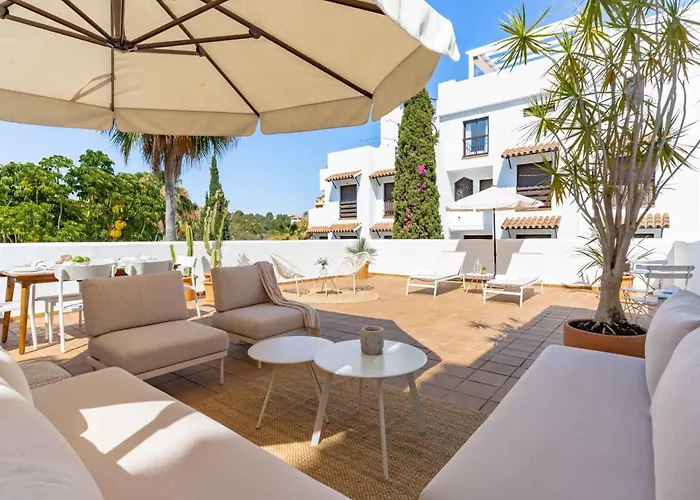 Charming With Spacious Terrace, Pool And Nearby * Estepona