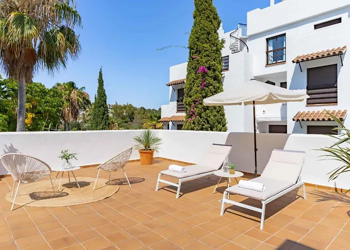 Charming With Spacious Terrace, Pool And Nearby Hébergement de vacances