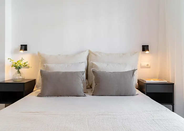 Charming With Spacious Terrace, Pool And Nearby Hébergement de vacances *