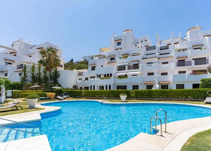 Charming With Spacious Terrace, Pool And Nearby * Estepona