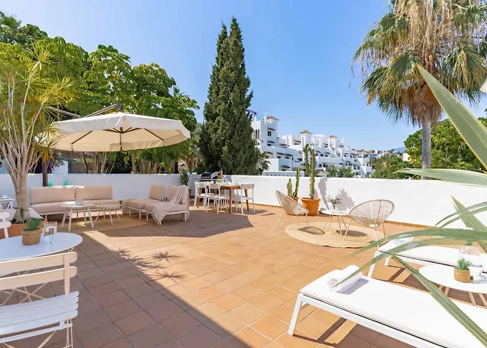Hébergement de vacances Charming With Spacious Terrace, Pool And Nearby