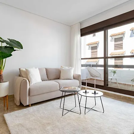 Feriehus Charming Estepona Apartment With Spacious Terrace, Pool And Beach Nearby