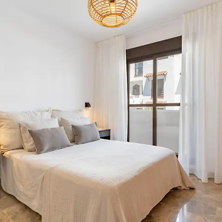 Semesterbostad Charming With Spacious Terrace, Pool And Nearby *