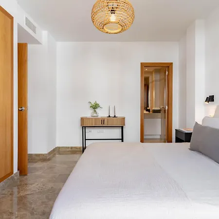 Semesterbostad Charming With Spacious Terrace, Pool And Nearby Estepona