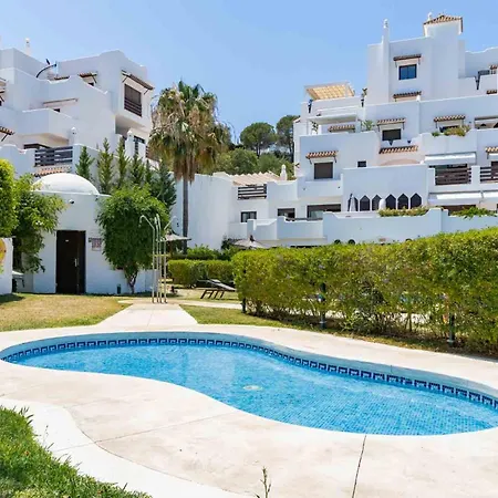 Charming With Spacious Terrace, Pool And Nearby Semesterbostad