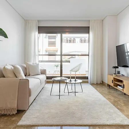 Charming With Spacious Terrace, Pool And Nearby Эстепона