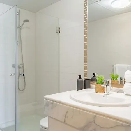 Nyaraló Charming With Spacious Terrace, Pool And Nearby *