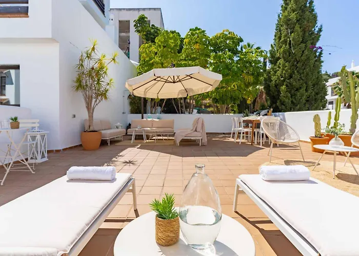 Charming With Spacious Terrace, Pool And Nearby Эстепона