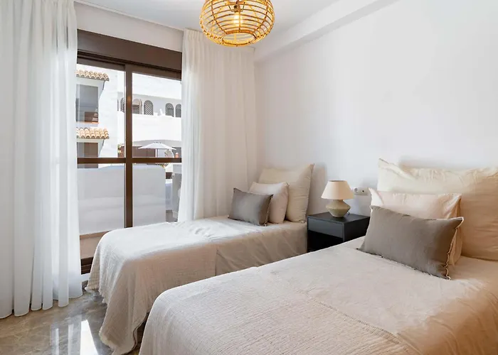 Дом отдыха Charming With Spacious Terrace, Pool And Nearby Эстепона