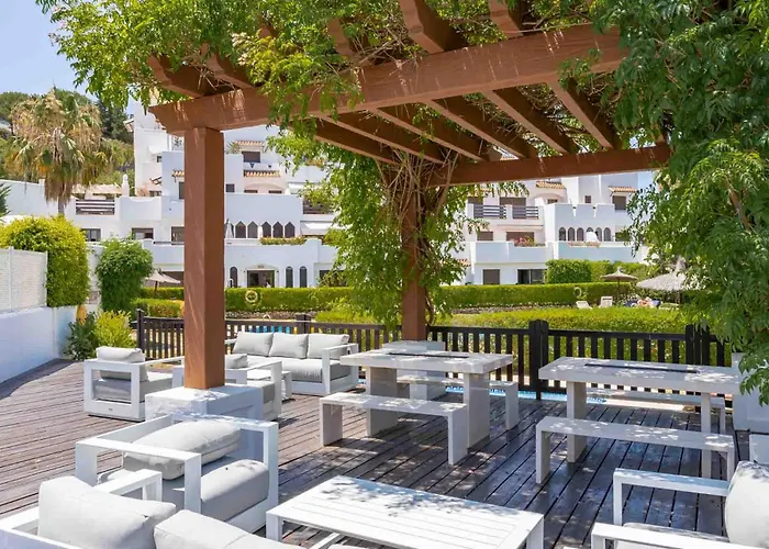 Charming With Spacious Terrace, Pool And Nearby Дом отдыха *